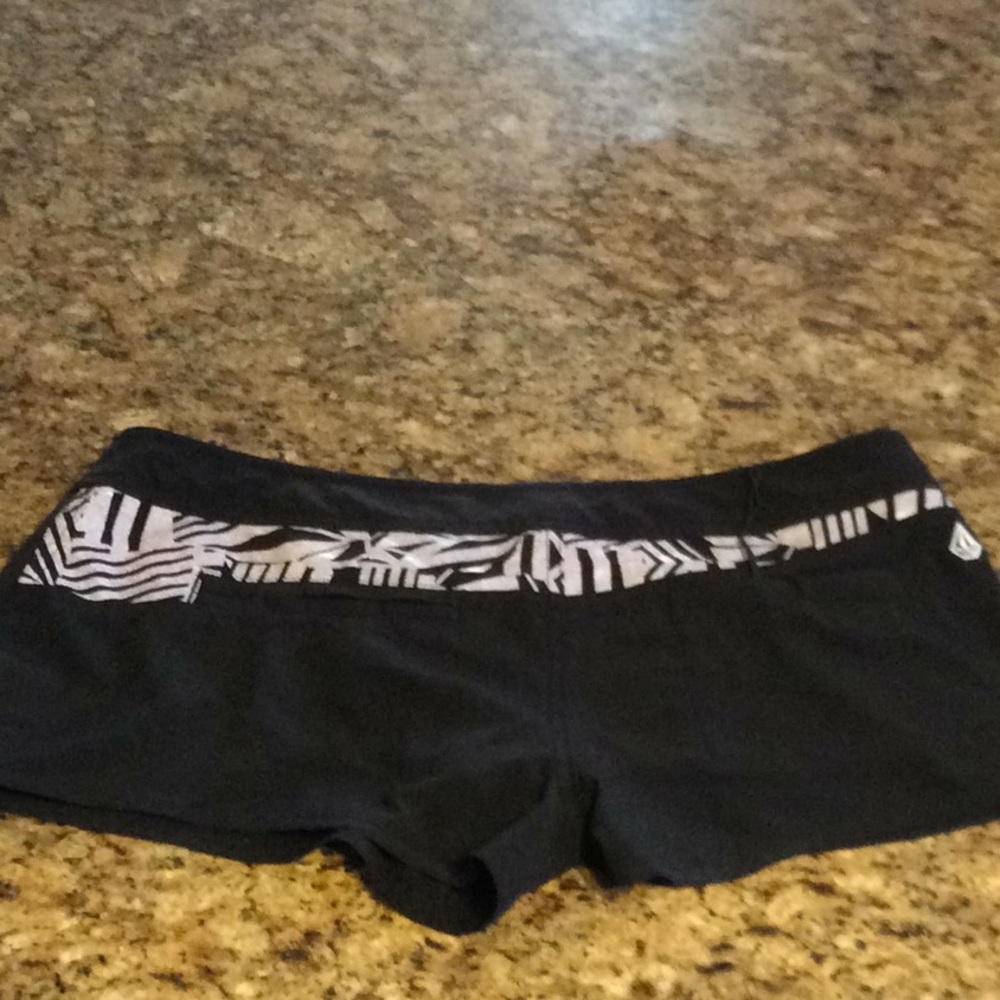 Volcom shorts - Picture 3 of 3